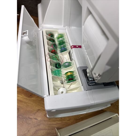 Husqvarna Viking Daisy 315 Sewing Machine Tested w/ Pedal Manuals & Case Sweden - Picture 10 of 11